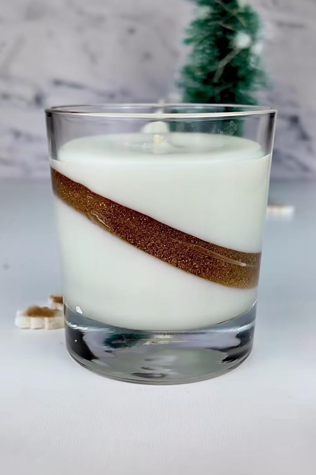 Vela em pote de vidro com tampa de bambu e flocos dourados 250ML