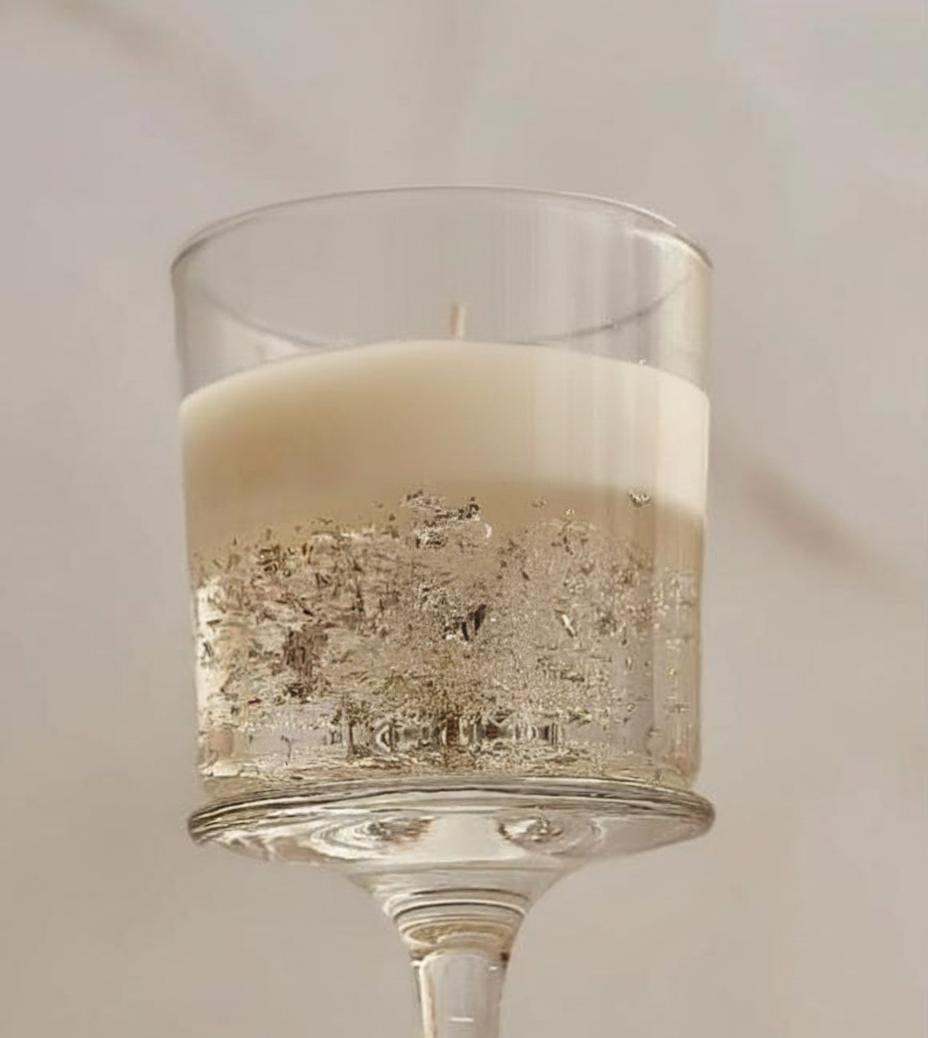 Vela em pote de vidro com tampa de bambu e flocos dourados 250ML